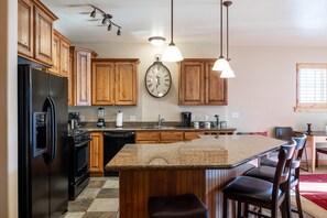 Réfrigérateur, micro-ondes, four, cafetière/bouilloire