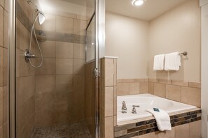 Een douche, een haardroger, handdoeken