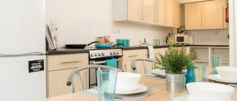 Rom – standard, byutsikt | Delt kjøkken | Kjøkkenutstyr