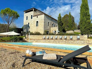 Una piscina al aire libre