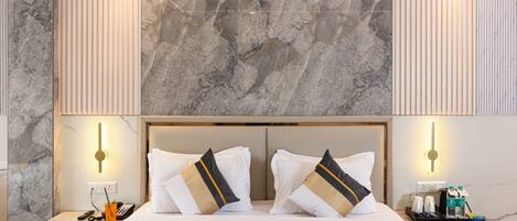 Caja de seguridad en la habitación y tabla de planchar con plancha