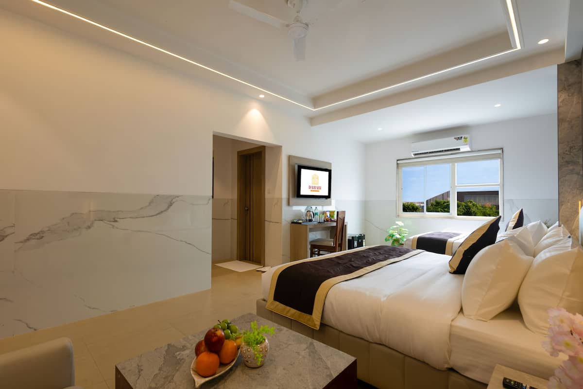 Habitación familiar | Caja de seguridad en la habitación y tabla de planchar con plancha