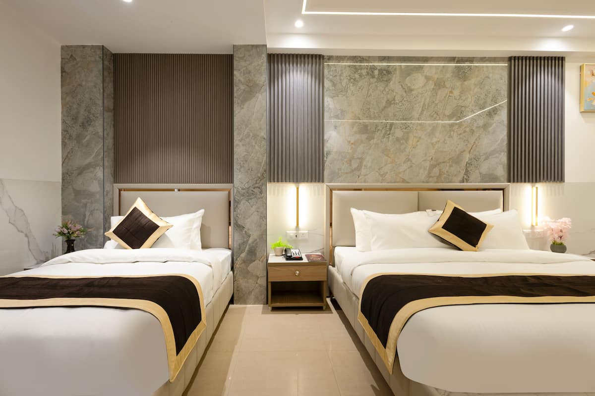 Habitación superior, balcón | Caja de seguridad en la habitación y tabla de planchar con plancha