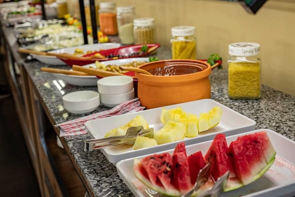 Un bufé con diversas opciones de comida y salsas.