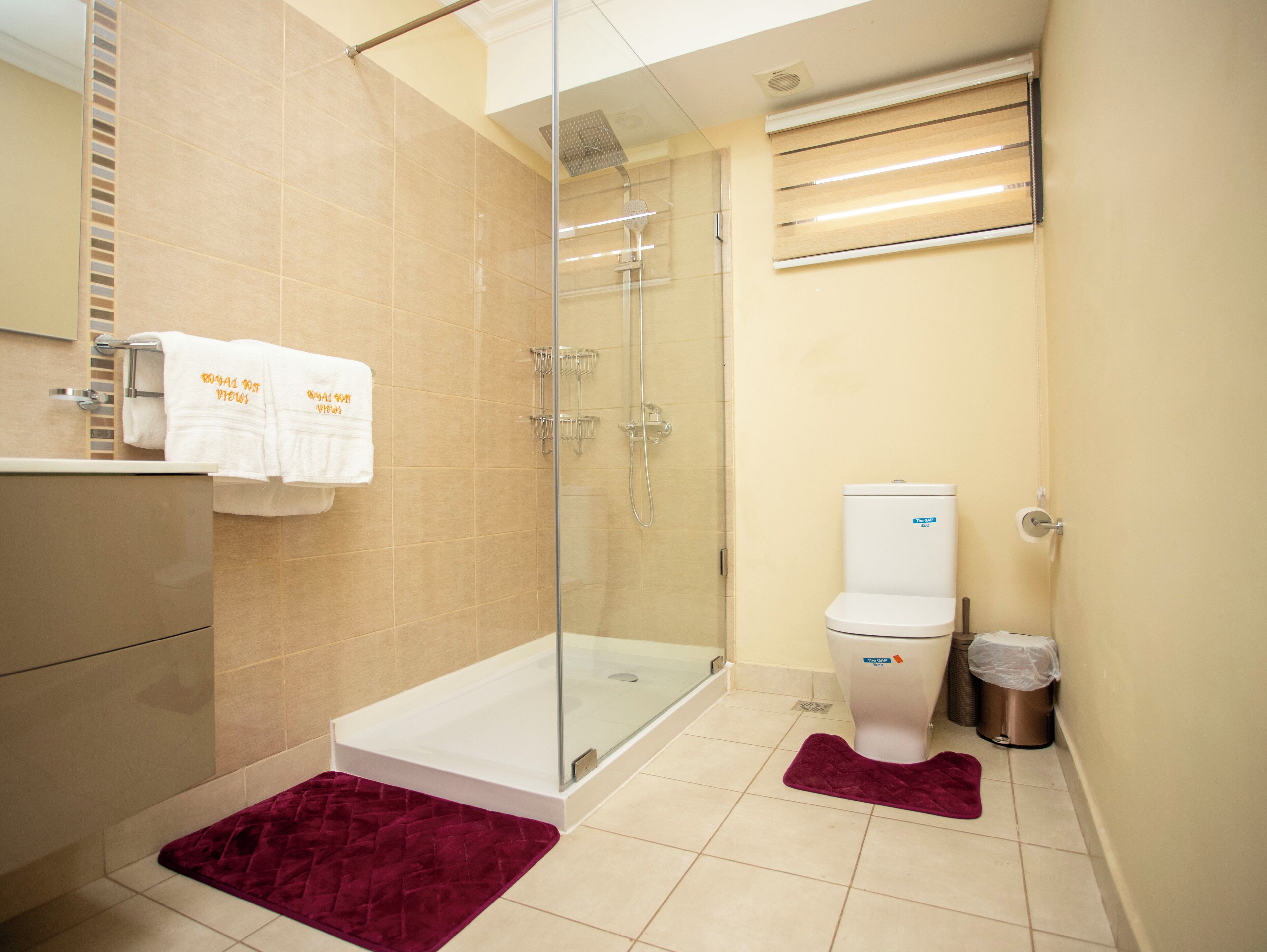 Bañera con ducha, toallas, jabón, shampoo