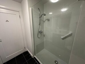 Dusche, Handtücher, Toilettenpapier