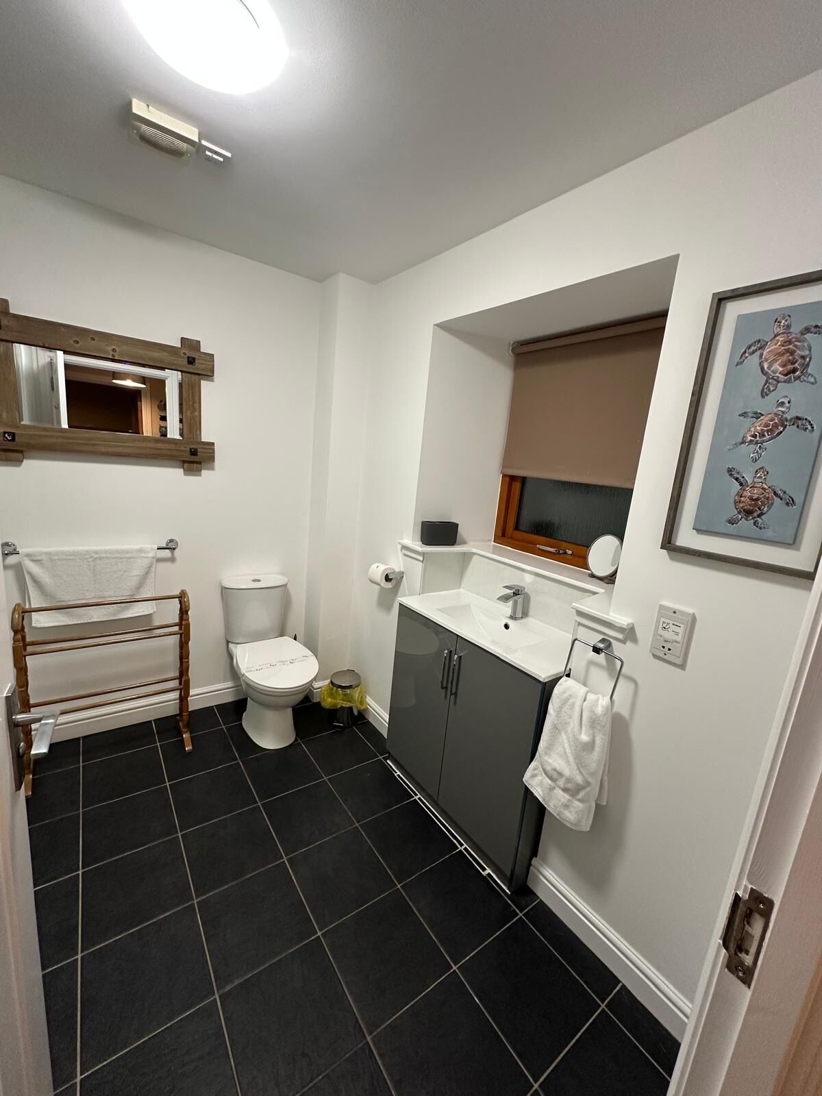 Douche, serviettes fournies, papier toilette