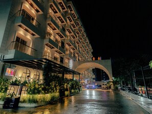 Front of property - Clarion Hotel Hyderabad (Hyderabad)