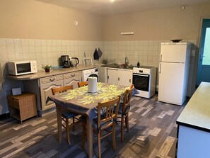 Kylskåp, mikrovågsugn, ugn och spishäll