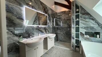 Maison | Salle de bain | Baignoire et douche séparées, baignoire relaxante profonde