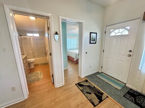 2 bedrooms, free WiFi, bed sheets - 2-bedroom, 2-bathroom home is situated on a prime corner lot (Jensen Beach)