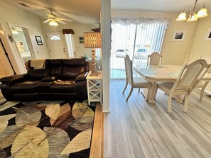 Dining - 2-bedroom, 2-bathroom home is situated on a prime corner lot (Jensen Beach)