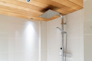 Appartement, balcon, vue sur la ville | Salle de bain | Douche, séchoir à cheveux, serviettes fournies, savon