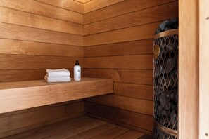 Appartement, balkon, uitzicht op de stad | Badkamer | Een douche, een haardroger, handdoeken, zeep