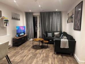 Living area - Spacious & Luxury one bedroom (Barking)