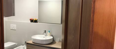 Appartement | Salle de bain | Douche, sĂšche-cheveux, serviettes fournies