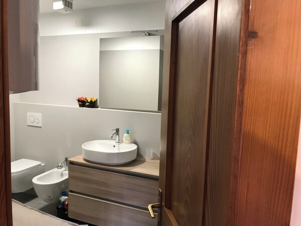 Apartment | Bathroom | Shower, hair dryer, towels - Suite Marco Nice Apartment in Cavalese With View (Cavalese)