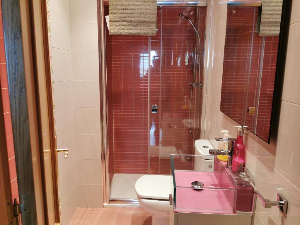 Een douche, handdoeken, toiletpapier