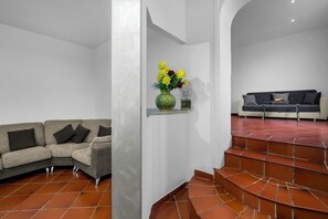 Departamento, vista al jardín | Área de sala de estar | Televisión de pantalla plana de 32 pulgadas con canales por cable 
