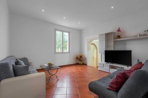 Apartment, Gartenblick | Wohnbereich | 32-Zoll-Flachbildfernseher mit Kabelempfang