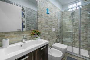 Apartment, Garden View | Bathroom | Hair dryer, towels - Borgo House In Florentine Hills With Pool (Fucecchio)