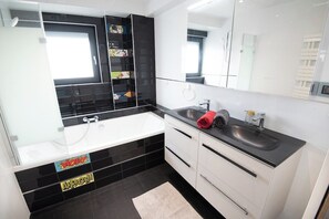 Dusche, Haartrockner, Handtücher, Seife