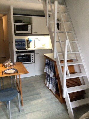 Fridge, microwave, oven, stovetop - Cosy apartment on the Corniche Vendéenne (Saint-Hilaire-de-Riez)
