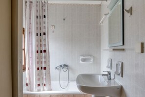 Ducha, secador de pelo, toallas, papel higiénico