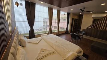 Royal Suite, Balcony, River View | Soundproofing, free WiFi