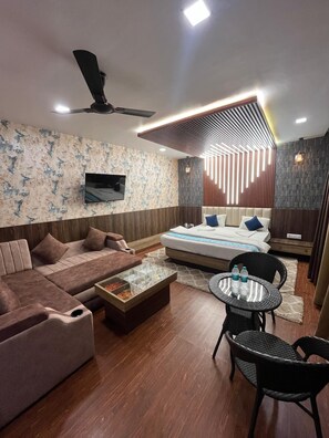 Royal Suite, Balcony, River View | 1 bedroom, soundproofing, free WiFi