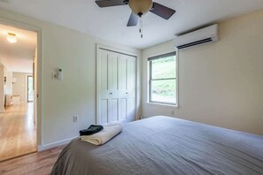 3 bedrooms, iron/ironing board, travel cot, free WiFi - Private Oasis Under 10 Mins from Woodstock (Pomfret)