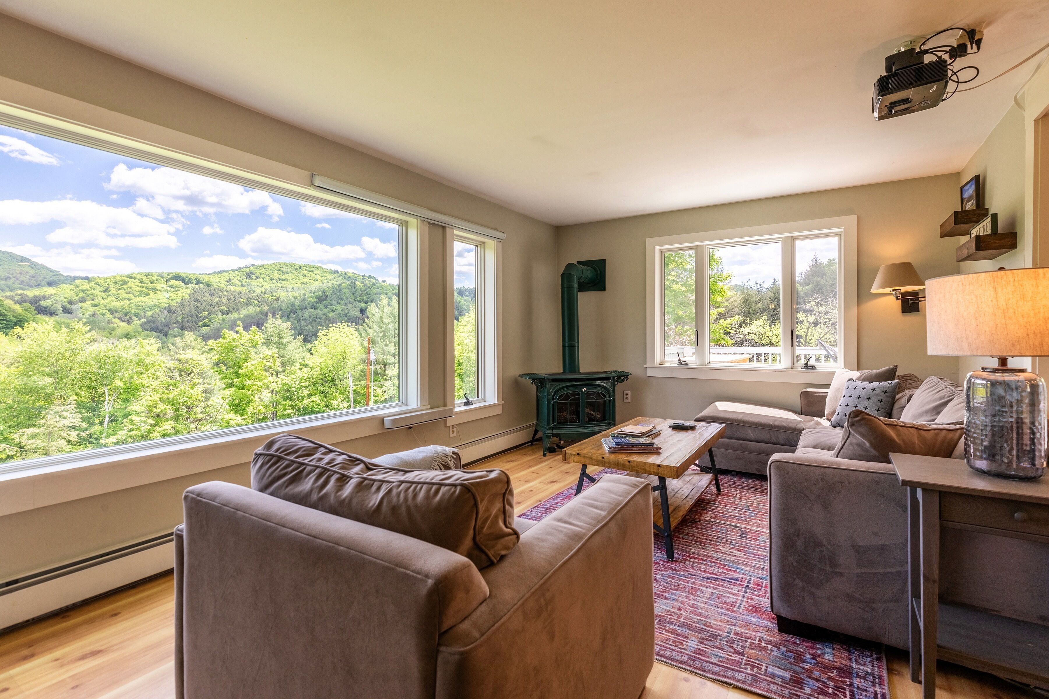 Smart TV, fireplace, stereo