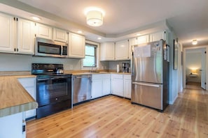 Coffee/tea maker, fridge, microwave, oven - Private Oasis Under 10 Mins from Woodstock (Pomfret)
