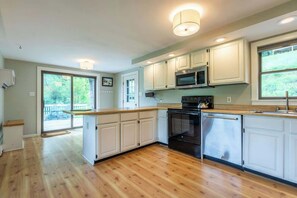 Coffee/tea maker, fridge, microwave, oven