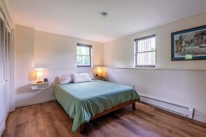 3 bedrooms, iron/ironing board, travel crib, WiFi (free) - Private Oasis Under 10 Mins from Woodstock (Pomfret)