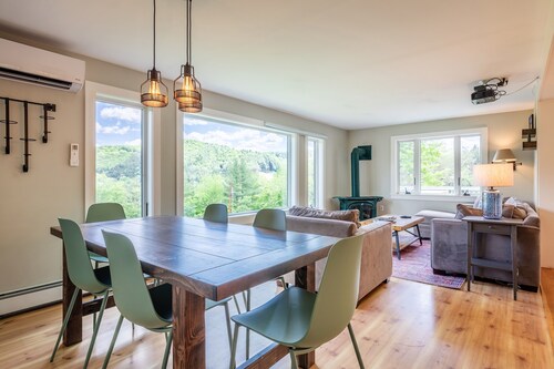 Peaceful oasis, stunning views, less than 10 mins from Woodstock Village