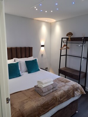 3 bedrooms, desk, iron/ironing board, free WiFi