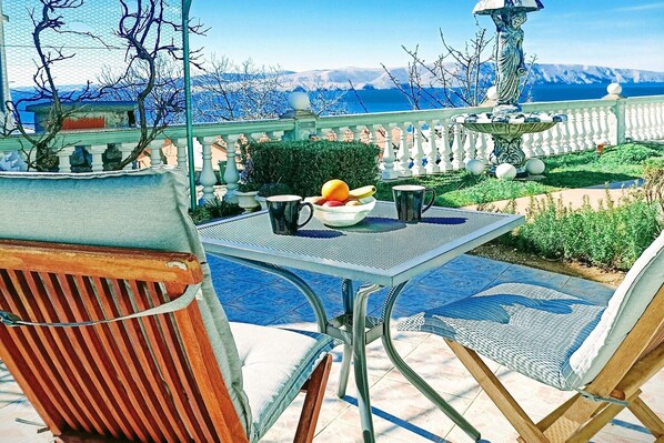 Outdoor dining - Apartment in Croatia near the Adriatic Coast (Senj)