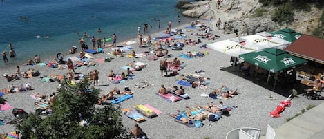 بالقرب من الشاطئ