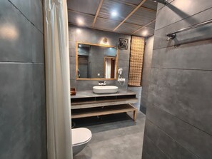 Maharaja Room | Bathroom - Valtara Resort (Nainital)