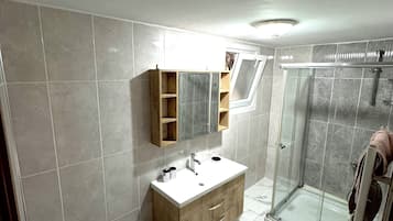 Dusche, Haartrockner, Bidet, Handtücher