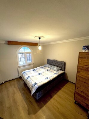 4 slaapkamers, een strijkplank/strijkijzer, wifi, beddengoed