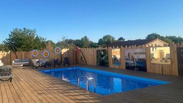 Piscine extérieure en saison