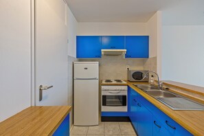 Réfrigérateur, un four, surface de cuisson, bouilloire électrique