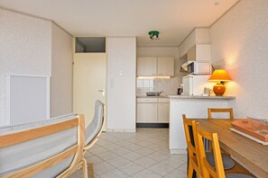 Fridge, oven, stovetop, electric kettle