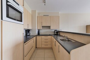 Fridge, oven, stovetop, electric kettle