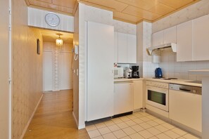 Fridge, oven, stovetop, coffee/tea maker
