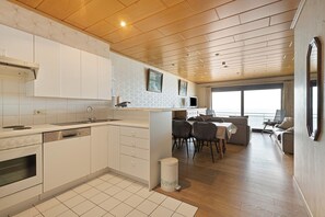 Fridge, oven, stovetop, coffee/tea maker