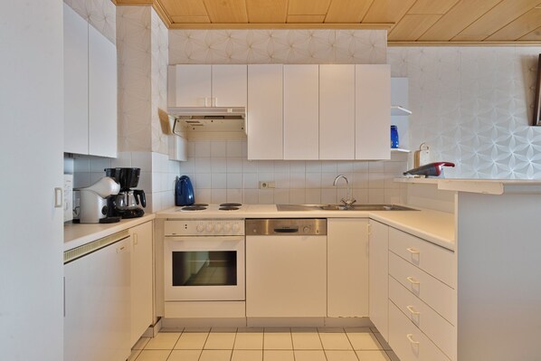 Fridge, oven, stovetop, coffee/tea maker