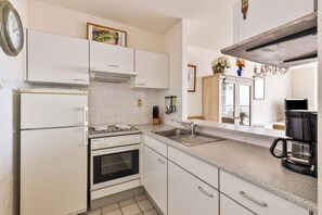 Fridge, oven, stovetop, coffee/tea maker
